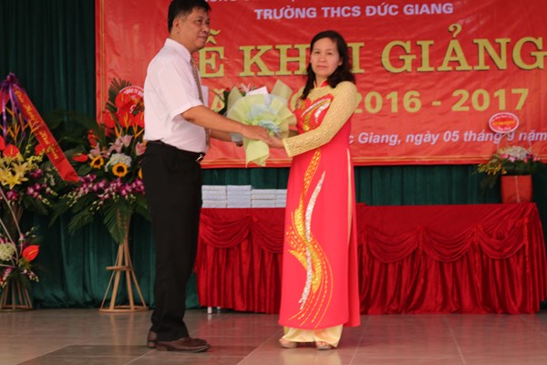 Cô Mai Thị Lan - Hiệu trưởng nhà trường nhận hoa chúc mừng trong buổi lễ.JPG